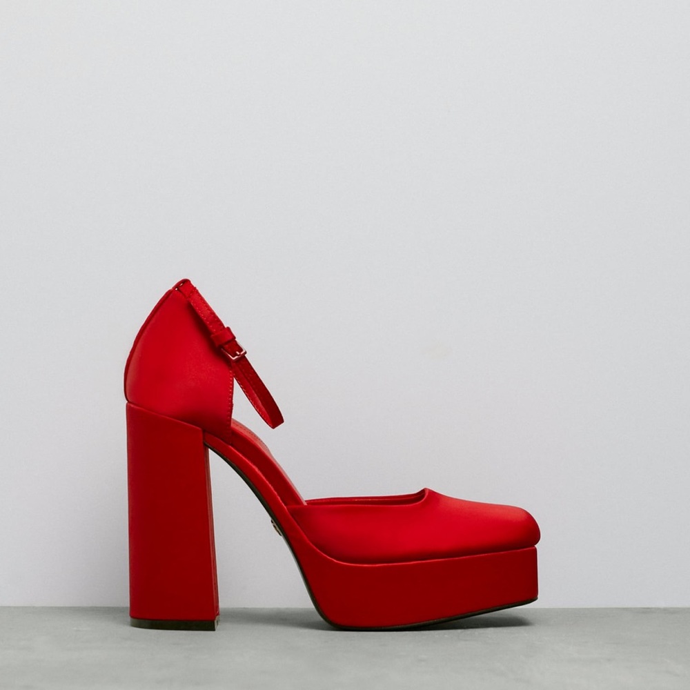 Zaras Fabric platform Pump